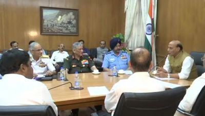 राजनाथ सिंह ने संभाला रक्षा मंत्रालय, तीनो सैन्य प्रमुखों के साथ की बैठक