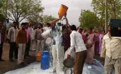 बुलढाणा में किसानों ने दूध से होली खेली, महाराष्ट्र में किसान आंदोलन जारी