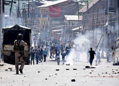 जम्मू-कश्मीर: प्रदर्शनकारियों पर चढ़ी CRPF की गाड़ी , 1 की मौत