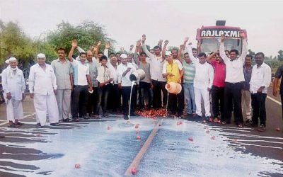 महाराष्ट्र में किसान आंदोलन खत्म, CM फडणवीस से चर्चा के बाद दूध-सब्जी का वितरण शुरू
