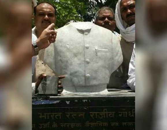 अज्ञात लोगो ने मिर्जापुर में तोड़ी पूर्व पीएम राजीव गांधी की मूर्ति