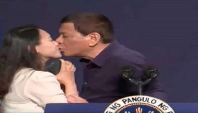 फिलीपींस के राष्ट्रपति का महिला को स्टेज पर किया 'किस' हुआ वायरल