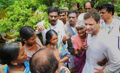 मृतक किसानों के परिवार राहुल गाँधी के साथ