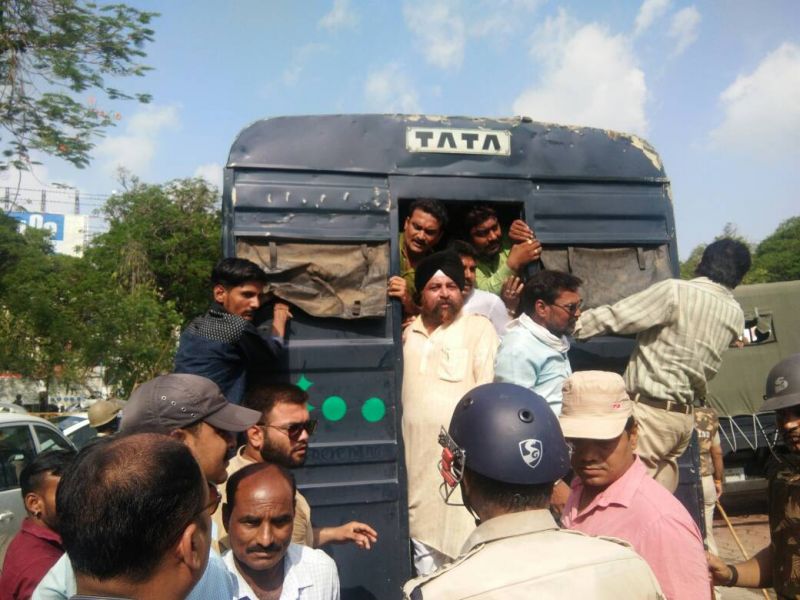 इंदौर में कांग्रेसी गिरफ्तारी देने पहुंचे DIG ऑफिस, राहुल गांधी की गिरफ्तारी का किया विरोध