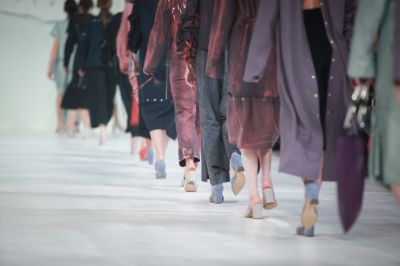 साउदी अरब: फैशन शो में मॉडल्स की जगह ड्रोन्स ने दिखाए डिजाइनर कपड़ें, देखें तस्वीरें