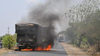सीहोर जिले में उग्र हुआ किसान आंदोलन, गाड़ियों में लगाई आग, पुलिस ने की लाठीचार्ज - फायरिंग
