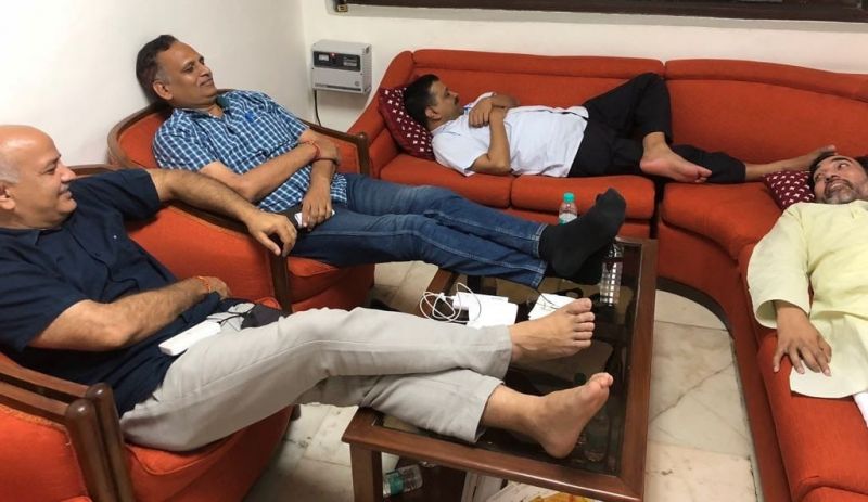 40 घंटों से अरविंद केजरीवाल उपराज्यपाल के दफ्तर के सोफे पर