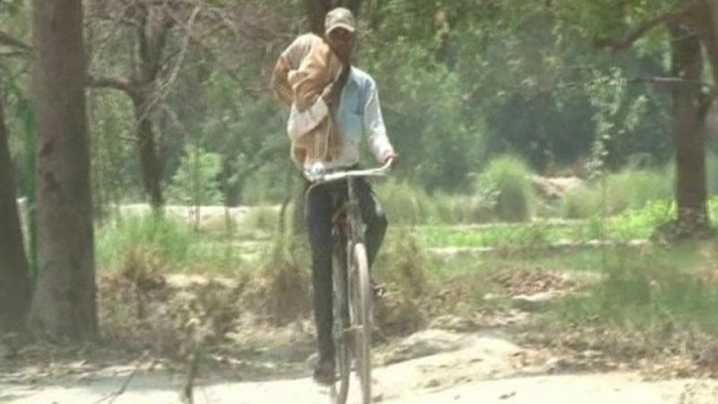 सात माह की भांजी के शव को कंधे पर लाद साईकिल पर  ले गया मामा