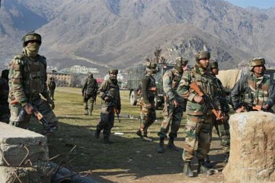 कश्मीर में CRPF कैंप पर हुआ आतंकी हमला, 9 जवान घायल