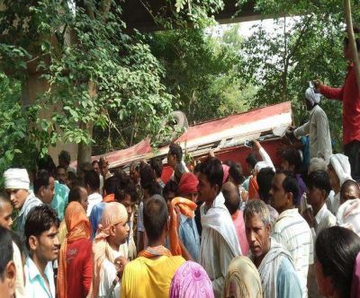 यूपी के जौनपुर में बस के नदी में गिरने से 8 लोगो की मौत, 35 घायल