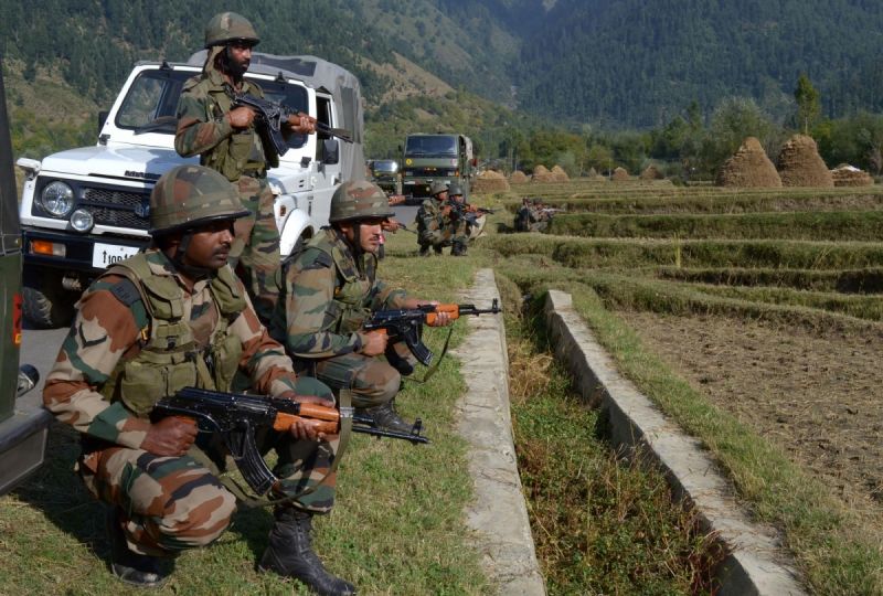 आतंकियों ने कश्मीर में दो जगहों पर किया हमला, 2 जवान शहीद