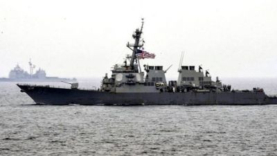 अमेरिकी नौसेना के युद्धपोत की व्यावसायिक जहाज से टक्कर, 1 घायल, 7 क्रू-मेंबर गायब