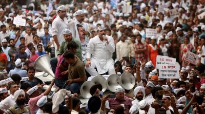 दिल्ली: पीएम आवास घेराव के लिए हजारों की संख्या में केजरीवाल समर्थक रोड़ पर