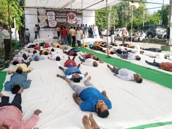 योग दिवस : सरकार के विरोध में कांग्रेस ने किया शवासन