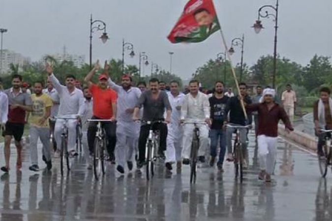 योग दिवस पर सपा कार्यकर्ताओं ने बीजेपी  के विरोध में साईकिल रैली निकाली