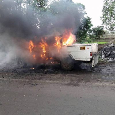 महाराष्ट्र : एयरफोर्स  की जमीन के अधिग्रहण का विरोध , भड़के किसानों ने  वाहनों में आग लगाई