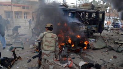तीन बम धमाकों से दहला पाकिस्तान, 62 की मौत, 100 घायल
