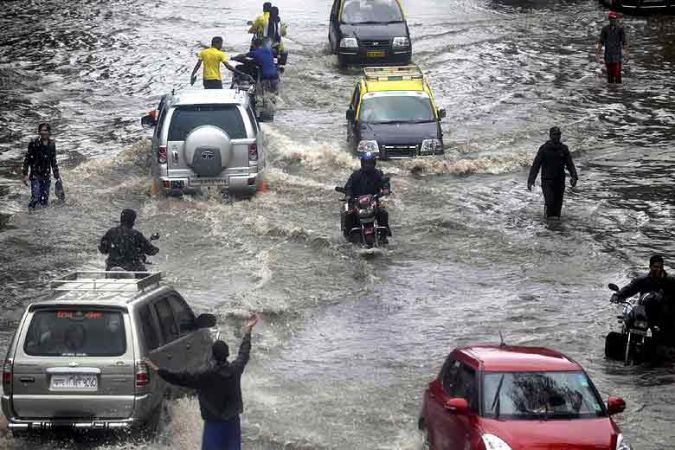 मुंबई में भारी बारिश से जल जमाव ,हाई टाइड की चेतावनी जारी