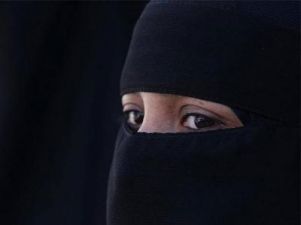 ब्रिटेन में मुस्लिम महिला के हिजाब के रंग का मामला गहराया