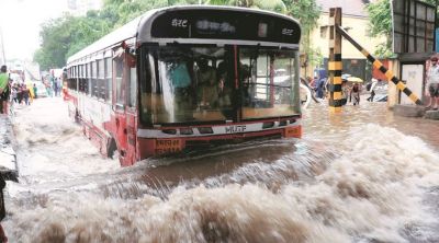 Mumbai Rain: भारी बारिश के चलते अस्त-व्यस्त हुआ मुंबई