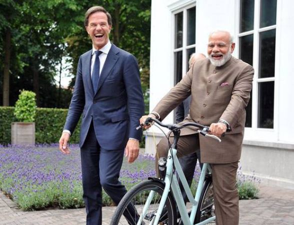 नीदरलैंड ने PM मोदी को गिफ्ट की साईकिल