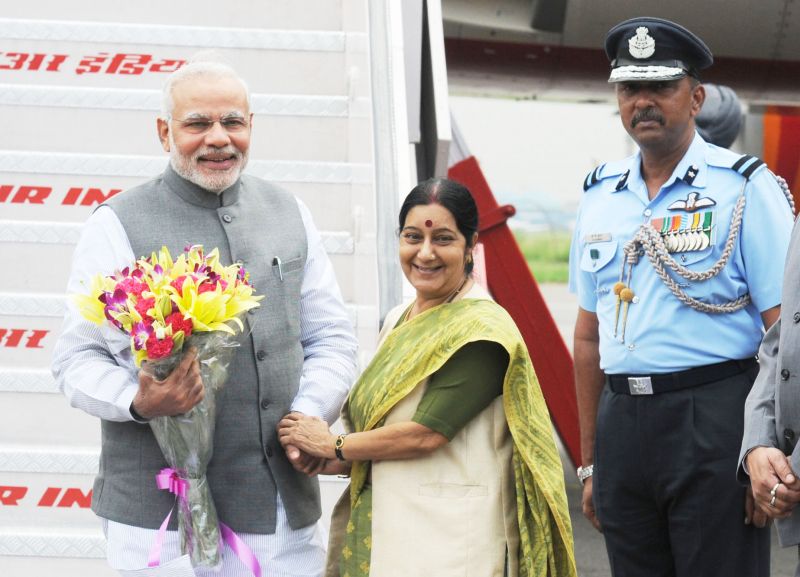 विदेश यात्रा से स्वदेश लौटे PM मोदी, एयरपोर्ट पर लेने पहुंची सुषमा