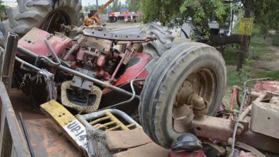 सड़क दुर्घटना में तीन की मौत, ट्रैक्टर से गिरा बिजली का खंबा