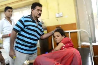 बेहोश महिला को थप्पड़ मार-मारकर इलाज करने लगा डॉक्टर, वीडियो हुआ VIRAL