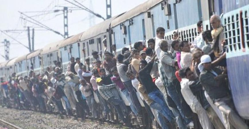 होली की विशेष ट्रेनें कम पड़ी, यात्रियों की फजीहत बड़ी