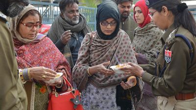समझौता एक्सप्रेस: पंजाब पुलिस ने कायम की मिसाल, पाकिस्तानी यात्रियों को बांटा खाना