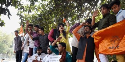 कॉलेज कैंपस में एबीवीपी का 'सेव डीयू' मार्च