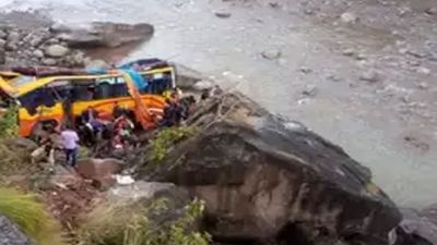 जम्मू कश्मीर: अनियंत्रित होकर खाई में गिरी बस, 6 लोगों की मौत 31 घायल