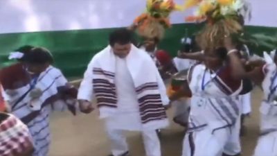 रांची में रैली से पहले राहुल गाँधी ने आदिवासियों के साथ किया नृत्य, देखें वीडियो