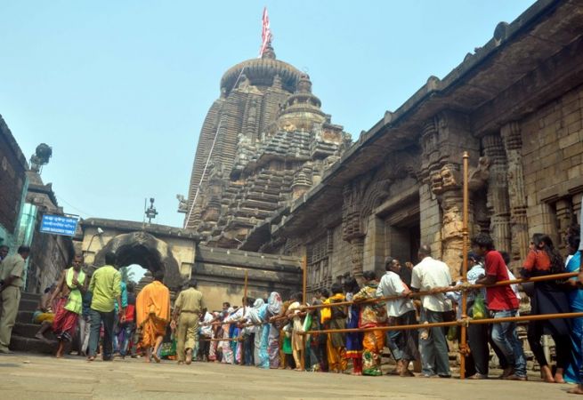 महाशिवरात्री के मौके पर भगवान शिव का पूजन करने मंदिरो में उमड़ रही भक्तों की भीड़