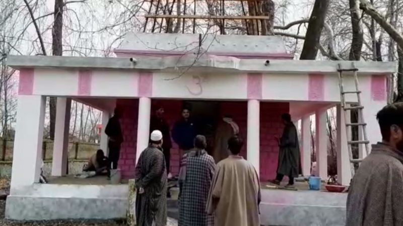 जम्मू कश्मीर में दिखी सद्भाव की मिसाल, मंदिर की मरम्मत में मदद कर रहा मुस्लिम समुदाय