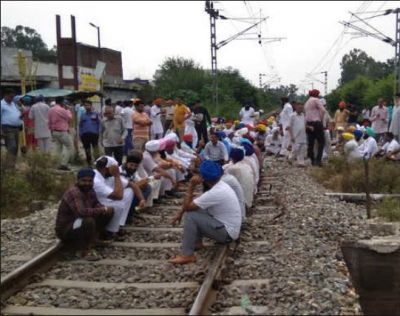 विभिन्न मांगो को लेकर किसानों ने जाम किया अमृतसर-जालंधर रेलवे ट्रैक, कई ट्रेनें रद्द