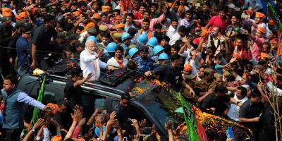 रोड शो के दौरान मुस्लिमों से मिले उपहार को PM मोदी ने माथे से लगाया