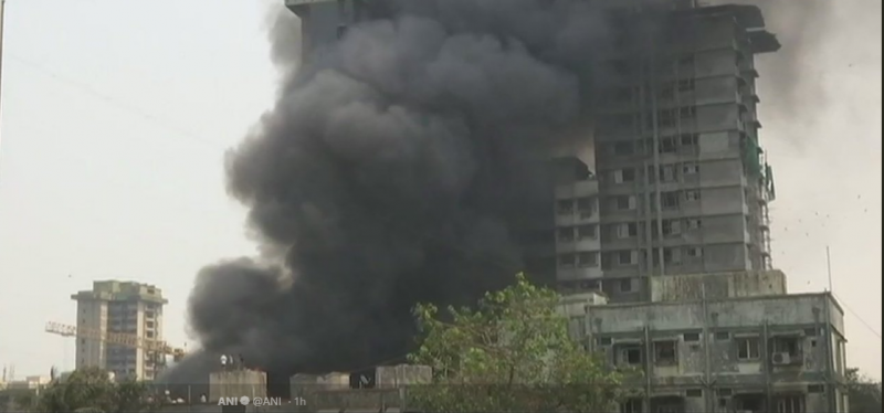 मुंबई: गोदाम में लगी भीषण आग, 12 टैंकर बुझाने में जुटे