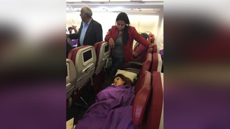 भारतीय डॉक्टर ने फ्लाइट में यात्री की जान बचाई, दुनिया कर रही तारीफ