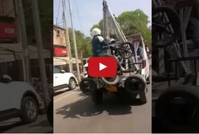 कानपुर ट्रैफिक पुलिस का कारनामा, बाइक सवार को भी क्रेन के साथ टांगा