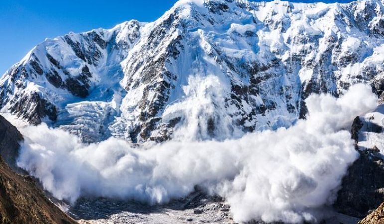 नेपाल में भारी हिमस्खलन, एक गाइड की मौत कई लापता