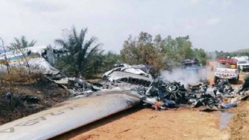 उड़ता हुआ प्लेन बन गया आग का गोला, पायलट समेत कई लोगों की मौत