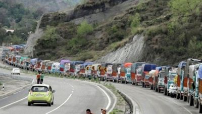 सब्जी, मटन और अन्य सामग्री से भरे 1000 ट्रक पहुंचे जम्मू कश्मीर