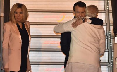 फ्रांस के राष्ट्रपति भारत पहुंचे, पीएम ने लगाया गले