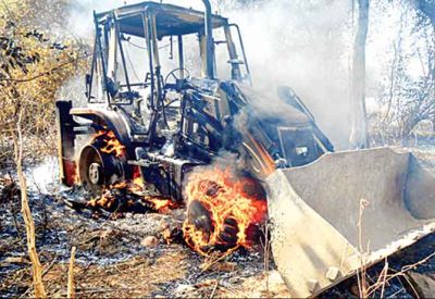 जगदलपुर : नक्सलियों को रास नहीं आ रहा सड़क निर्माण, फिर लगाई जेसीबी में आग