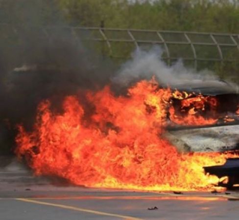 राजधानी में चलती कार में आग लगने से महिला और दो मासूमों की मौत