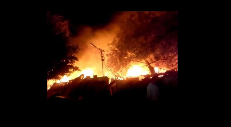 Delhi के लकड़ी गोदाम और झुग्गियों में लगी आग