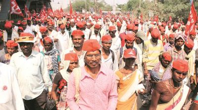 महाराष्ट्र किसान आंदोलन में अन्नदाता सड़कों पर, नेता राजनीति में व्यस्त