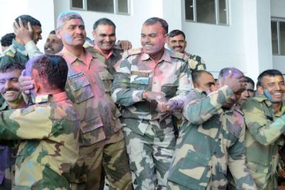 PAK बॉर्डर पर भारतीय सेना के जवानों ने कुछ इस तरह मनाई होली, PM मोदी ने दी बधाई
