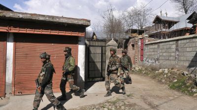 कश्मीर: सेना और आतंकियों के बीच मुठभेड़ जारी